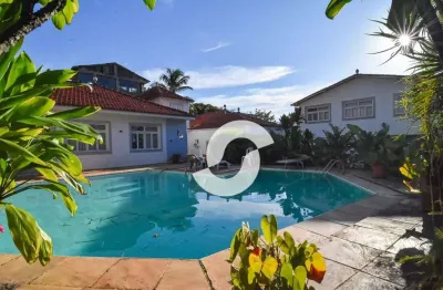 Casa com 6 dormitórios piscina passos da praia venda, 600 m² por r$ 3.200.000,00 - itacoatiara - niterói/rj