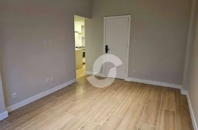 No coração de Icaraí, este apartamento de 2 quartos totalmente modernizado