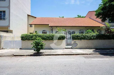 Casa na primeira quadra da praia,com 300m2, 4 quartos, vagas - São Francisco - Niterói