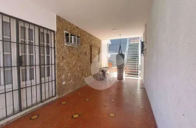 Excelente casa duplex localizada em uma rua residencial e tranquila de icaraí. essa residência solar possui 5 amplos quartos, 2 salas grandes, cozinha