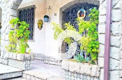 Casa de 4 quartos com suíte, área de lazer e piscina