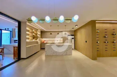 Casa moderna, sofisticada e a poucos metros da praia.