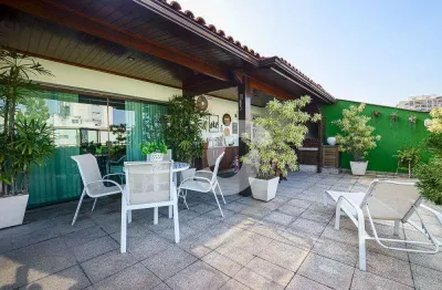 Cobertura duplex na praia de icaraí com 5 quartos e 5 vagas de garagem. sauna privativa com piscina e churrasqueira. acesso direto ao 2º pavimento