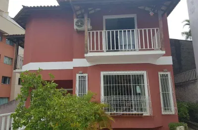 Casa com 3 quartos, 7 vagas à venda, 231 m² por r$ 950.000 - fátima - niterói/rj