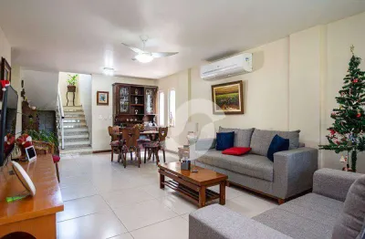 Casa duplex com 4 quartos, super aconchegante, em condomínio fechado