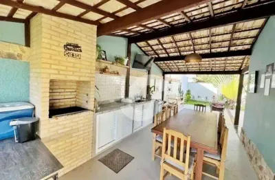 Excelente casa duplex próxima à Av. Central, ao lado de comércios!