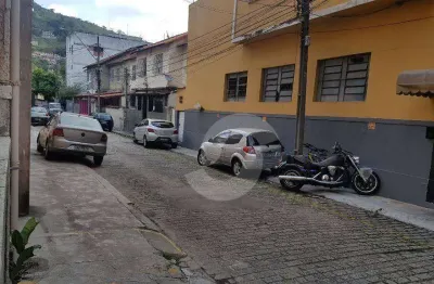 Apartamento térreo, dentro de uma vila graciosa, com 3 dormitórios, copa cozinha e 1 vaga