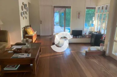 Linda casa! ensolarada, aconchegante, em ótimo condomínio,  com toda a privacidade que você e sua família  procuram. muito verde,  lazer completo!