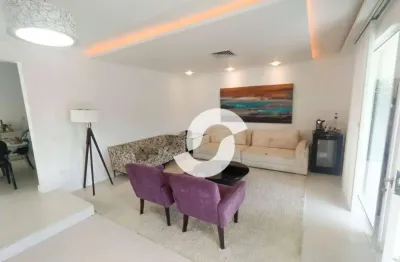 Casa com 3 suítes com closet, 2 piscinas no melhor condomínio da região.