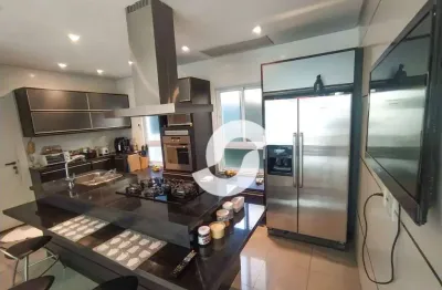 Casa com 3 suítes com closet, 2 piscinas no melhor condomínio da região.