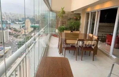 Cobertura alto padrão mobiliada e decorada / 2 suítes, varanda, 2 vagas, pé direito alto