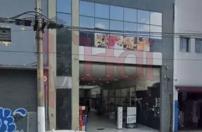 Prédio/loja comercial reformado em rua comercial movimentada no brás