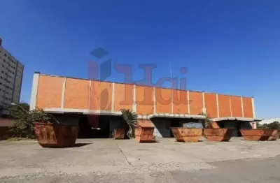 Galpão Industrial de 7.689m² com Ampla Infraestrutura Administrativa e Pé Direito de 12 metros