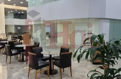 Loja com pé direito duplo e vista para a faria lima - ideal para escritório