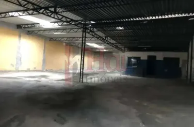 Galpão com 480 m² de área construída, pé-direito de 12 m e salão em vão livre