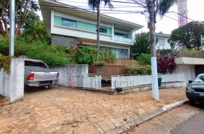 Casa assobradada, quintal e 6 vagas de garagem -metro sumare