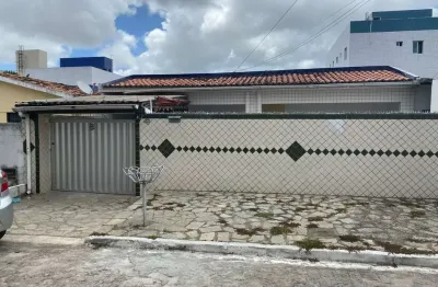Casa bem localizada no geisel, com sala para dois ambientes. tres dormintoirios sendo duas suites, cozinha e area de serviço, terraço garagem para doi