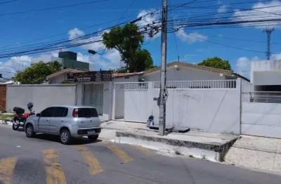 Casa bem localizada no bairro do geisel, com quatro dormitórios sendo um suite, wc social, sala,cozinha, área de serviço, quintal, terraço e garagem c