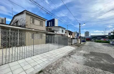 CASA COMERCIAL PARA LOCAÇÃO – BRISAMAR  Casa destinada exclusivamente para uso comercial, localizada em ponto estratégico, no bairro Brisamar, em fren