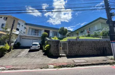 Casa de 4 dormitórios, em terreno amplo 1.069m no saco dos limoes