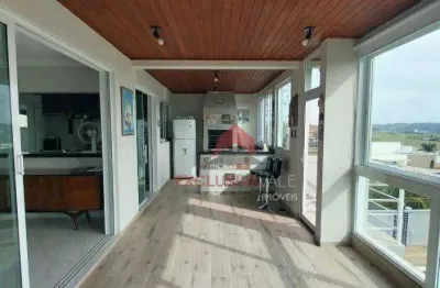 Casa à venda com 3 pavimentos e vista definitiva para a Serra da Mantiqueira