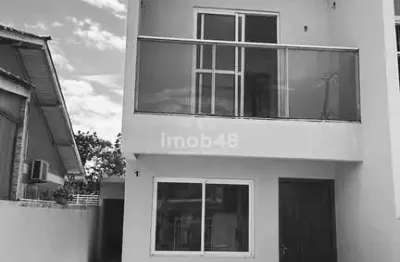 Sobrado à Venda no Aririu, Palhoça: 2 Quartos, 64m² por R$330mil