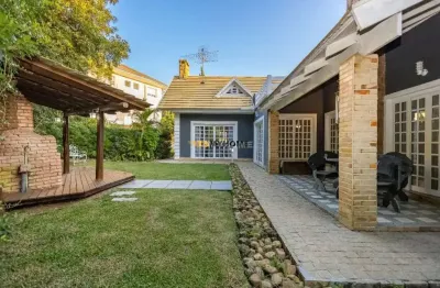 Casa em condomínio com jardim e deck com churrasqueira. more a 5 min do parque b