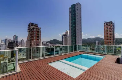 Cobertura duplex à venda com três suítes e área externa particular em Balneário Camboriú