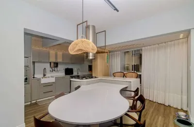 Apartamento mobiliado à venda no Ed. Brasil Central Balneário Camboriú