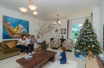 Casa com 03 dormitórios à venda no bairro ariribá em balneário camboriú.