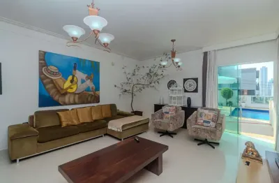 Casa com 03 dormitórios à venda no bairro Ariribá em Balneário Camboriú.