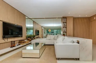 Apartamento à venda com 03 dormitórios e vista para o mar na praia brava.