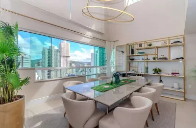 Cobertura duplex à venda no ed. esquina di fiore no centro de balneário camboriú.