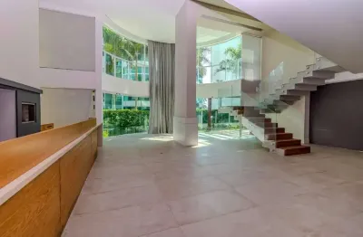 Apartamento garden duplex à venda com 03 suítes na praia brava.