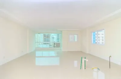 Apartamento próximo ao mar à venda no centro de Balneário Camboriú