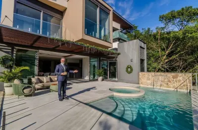 Casa de alto padrão à venda no cond. horizontal praia brava em itajaí