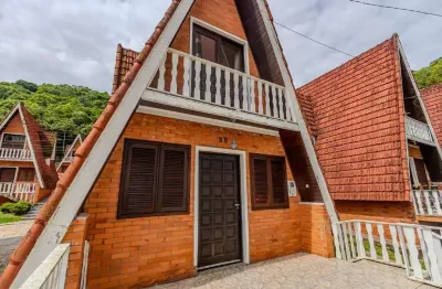 Casa estilo chalé à venda no condomínio fabiana no pioneiros em balneário camboriú.