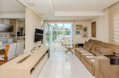 Cobertura duplex à venda no Ed. Brava Tower, na Praia dos Amores.