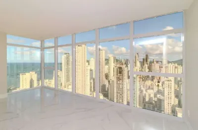Apartamento com Vista Mar à venda no Centro em Balneário Camboriú.