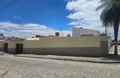Casa Residencial com 3 quartos  para alugar, 130063.00 m2 por R$2500.00  - Deputado Jose Antonio Liberato - Caruaru/PE