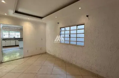 Alugo casa em itatiaiuçu com 03 quartos excelente localização.