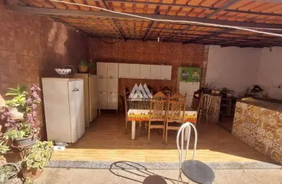 Vendo casa em itatiaiuçu com 03 quartos excelente localização.