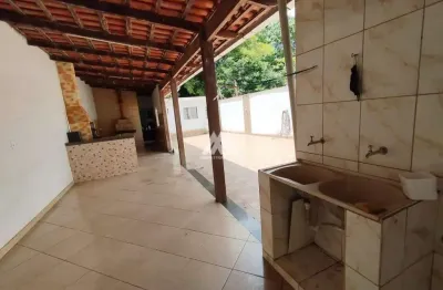 Vendo casa em itatiaiuçu com 03 quartos excelente localização.
