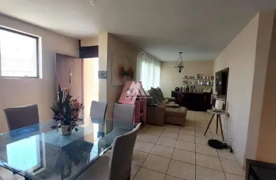 Vendo casa de dois pavimentos em itaúna em excelente localização!