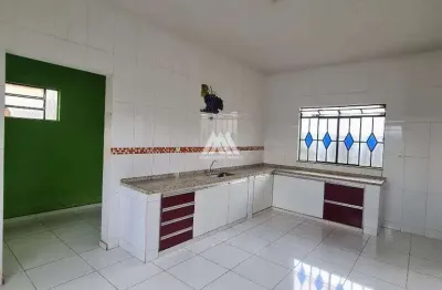 Vendo casa em itatiaiuçu com 03 quartos excelente localização.