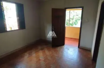 Vendo casa antiga com excelente construção em itaúna em excelente localização no santanense!
