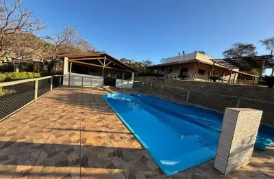 Casa em condomínio com piscina, fogão a lenha á venda em igarapé-mg!