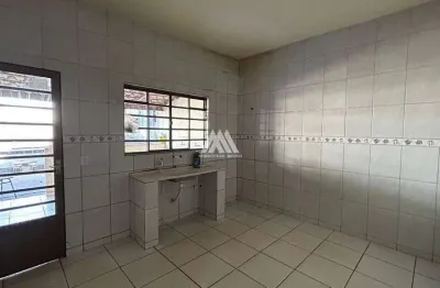Alugo casa com 3 quartos em itatiaiuçu com excelente localização!