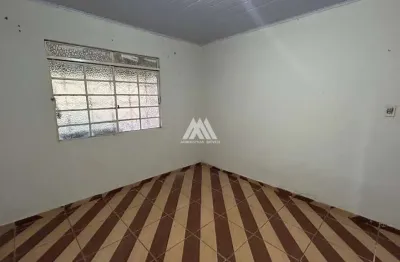 Alugo casa com 3 quartos em itatiaiuçu com excelente localização!