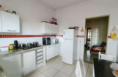 Vendo casa em itatiaiuçu com 03 quartos com uma excelente localização!
